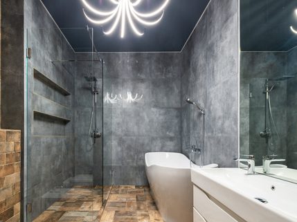 čierna kúpeľňa s drevenými prvkami, walk-in sprcha