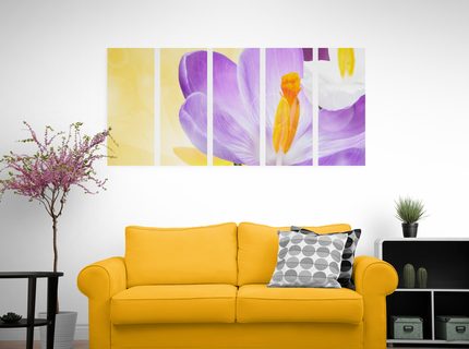 moderná obývačka, žltá pohovka, 5-dielny rovný obraz s fialovým kvetom