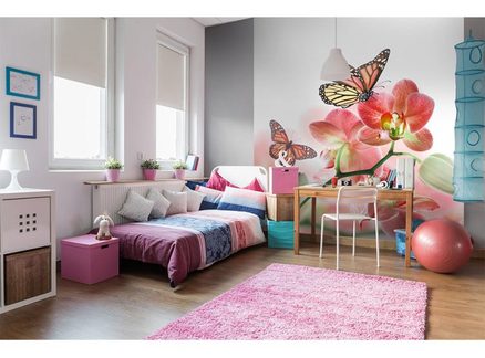 dievčenská detská izba s tapetou s motívom motýľa a kvetom