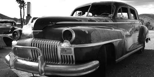 CANVAS PRINT CAR AT A JUNKYARD IN BLACK AND WHITE - BLACK AND WHITE PICTURES - PICTURES