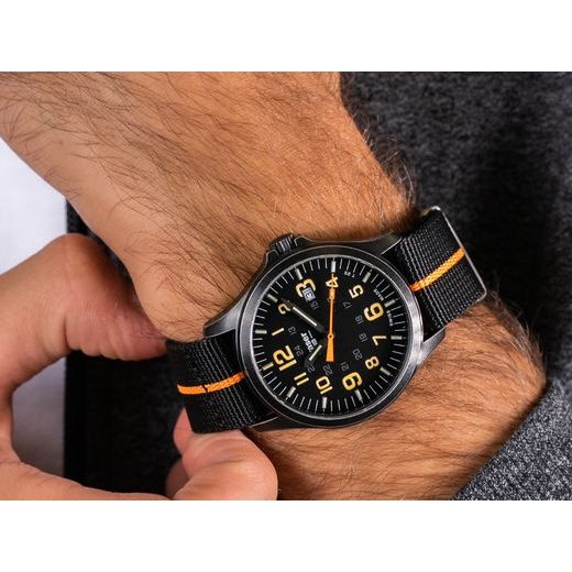 TRASER P67 OFFICER PRO GUNMETAL BLACK/ORANGE NATO - HERITAGE - ZNAČKY