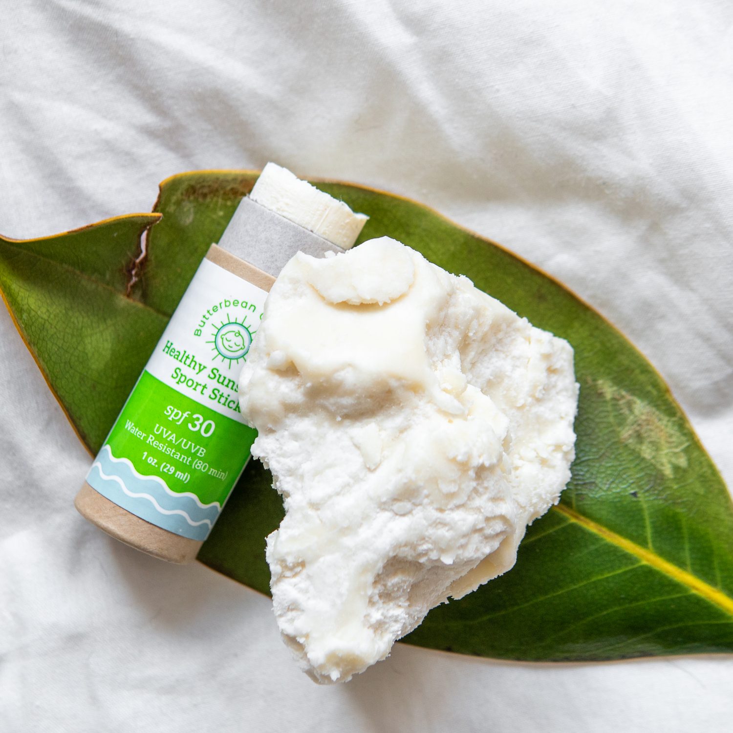 Dopřejte si slunce pod ochranou 100% přírodního opalovacího krému šetrného k člověku i planetě! Voděodolný. Krémová pečující konzistence díky bambuckému máslu zanechává slušivý lesklý film, který zvyšuje ochranu pokožky i před vysušením. Ideální pro miminka od 0+, děti, ekzematiky. Antiage. Produkt s naprosto bezpečným složením neničí korálové útesy a lze s ním bez problémů cestovat i do Thajska a dalších zemí, které kvůli ochraně životního prostředí zakázaly používání opalovacích krémů obsahujících chemikálie.