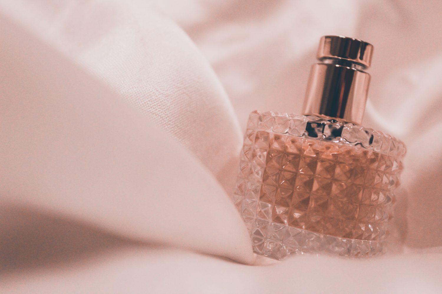 Syntetické parfemace ovlivňují centrální nervový systém, jsou podezírány z toho, že se při dlouhodobém užívání podílejí na vzniku rakoviny prsu a mohou způsobovat depresi, hyperaktivitu či podráždění.