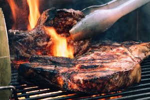 Wskazówki i zalecenia związane z letnim grillowaniem.