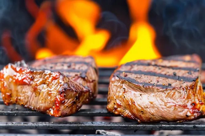Grillowanie: Zachowaj soczystość mięsa dzięki marynatom jogurtowym