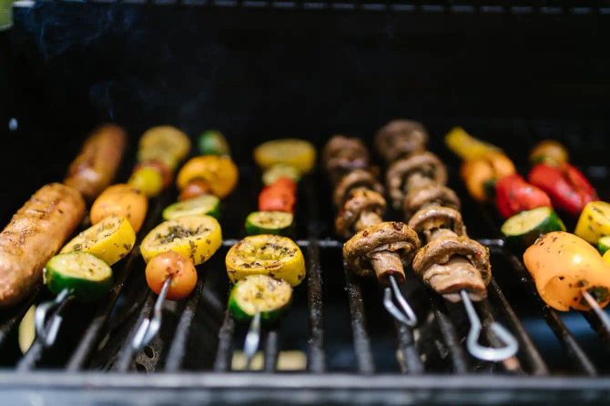 Przysmaki ogrodowe: Zainspiruj się grillowanymi warzywami na letnie wieczory!