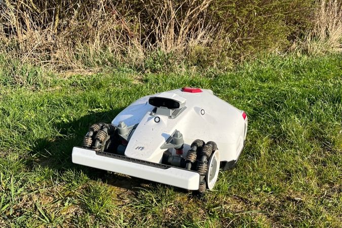 Test robotické sekačky LUBA 2 AWD: Jaká je v terénu?