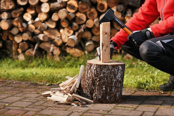 Jak zpracovat palivové dřevo snadno a bezpečně?