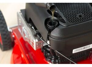 Jak vyměnit olej v motorové sekačce?