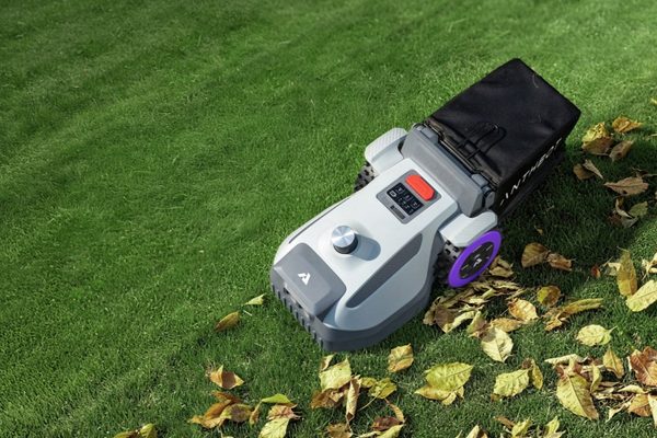 Robotická sekačka ANTHBOT N8 LiDAR s košem při sběru listí a sečení trávy