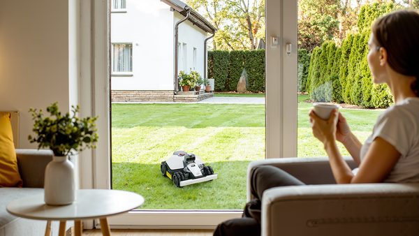 Mammotion LUBA mini AWD LiDAR 1500 při sečení trávníku