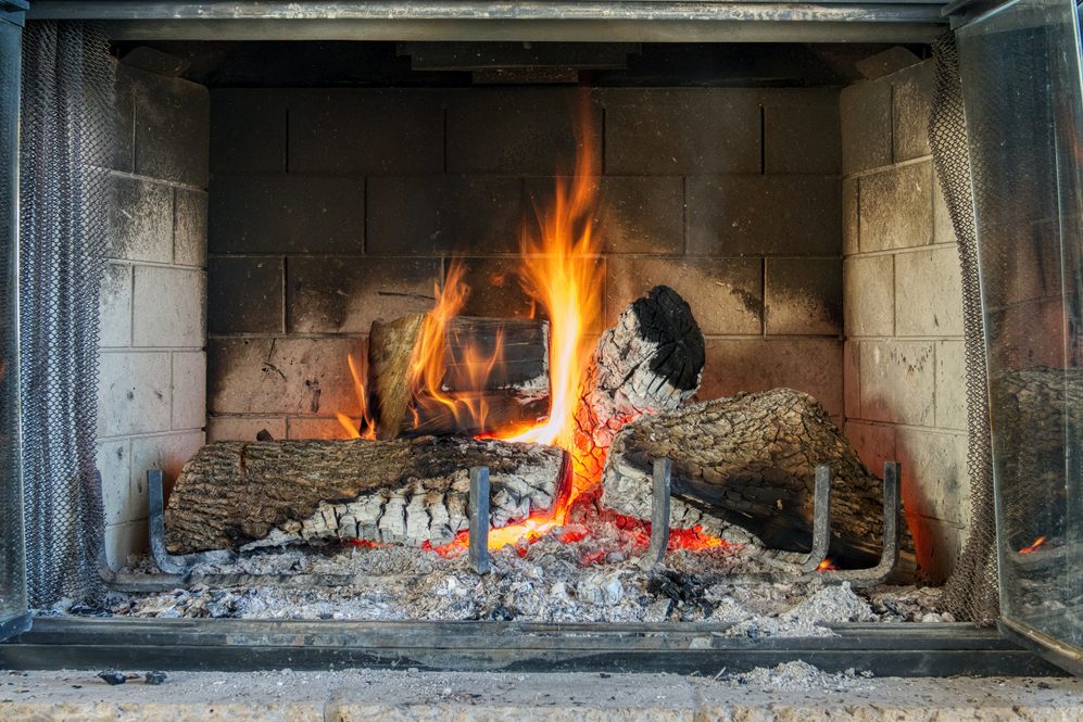 topení dřevem v krbu
