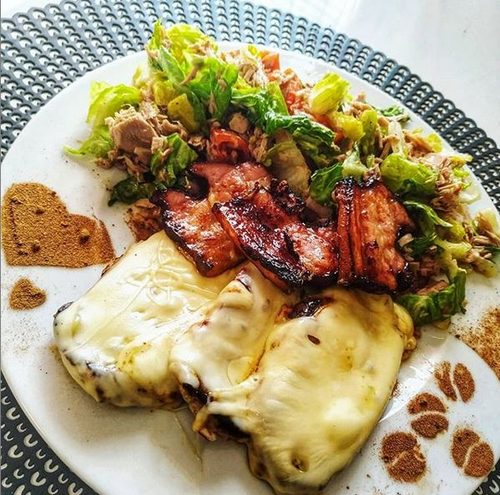 Vepřové plátky na pepři se sýrem, opečená anglická slanina a římský salát s tuňákem