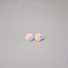 Náušnice: pecky - proužky oranžovo modré, Porcelánové šperky Ateliér Mallys