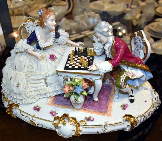 Šachová hra (dáma s krajkou) 30 x 20 cm, Porcelánové figurky Unterweissbacher