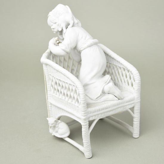 Dívka s kočičkami na proutěném křesle 21,5 cm, bílá biskvit, Porcelánové figurky Unterweissbacher