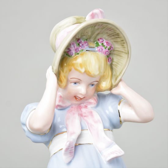 Dívka s košíky 24 x 17 x 24 cm, Porcelánové figurky Duchcov