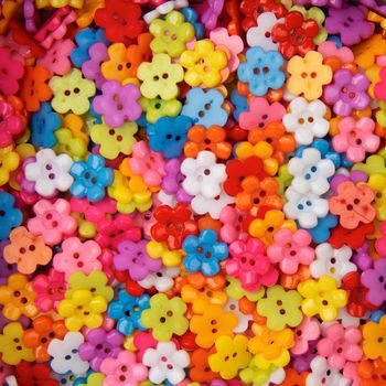 Plastové gombíky kvietočky 20ks farebné
