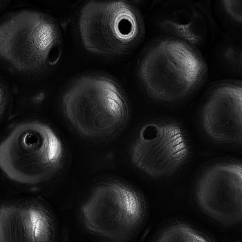 Drevené koráliky guľôčka 4mm čierna