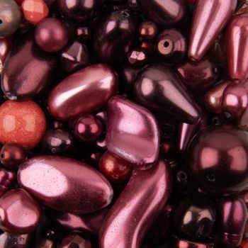 Směs voskových perel ve vínové barvě