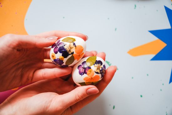 Velikonoční vajíčka se sušenými kytkami