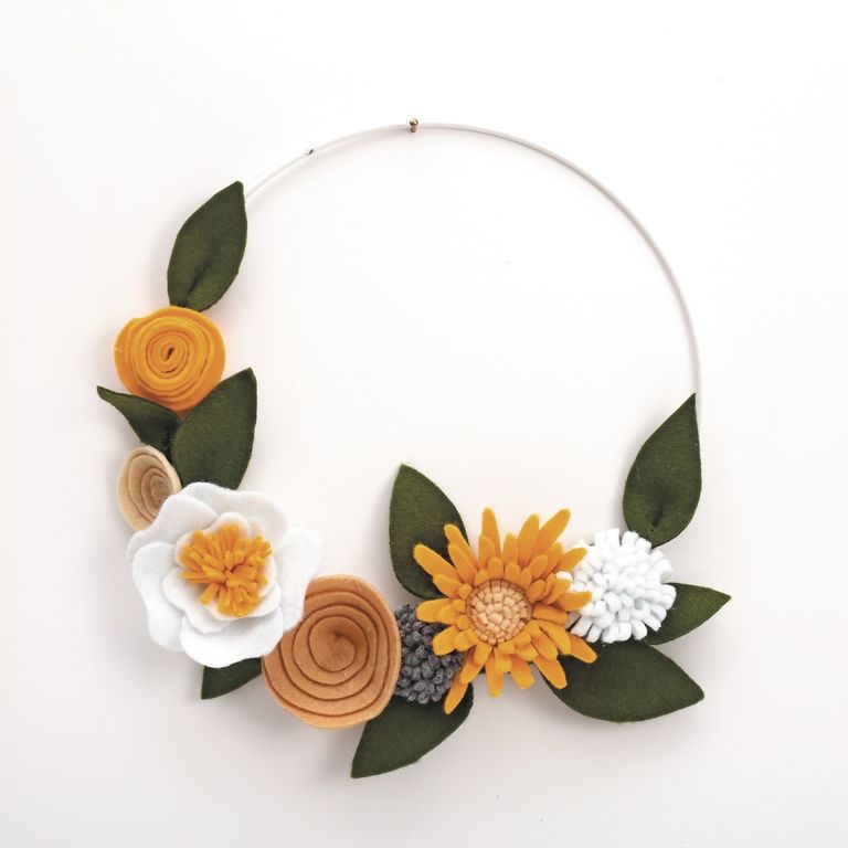 Creative kit for making a circular decoration with flowers
