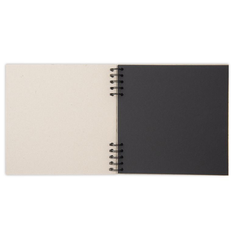 Scrapbookový krúžkový album na výšku 24 listov 22x22cm v prírodnej farbe s čiernym papierom 300g/m²