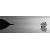 Obraz loďka na šírom mori v čiernobielom prevedení