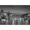 Nádherná fototapeta večerný Paríž v čiernobielom prevedení