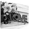 Obraz nápis Love s kvetinovým pozadím v čiernobielom prevedení
