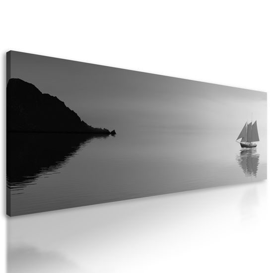 Obraz loďka na šírom mori v čiernobielom prevedení