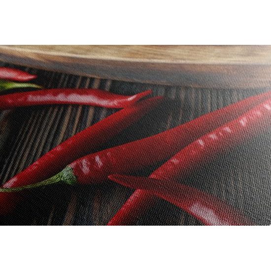 Obraz chili papričky na drevenom podklade