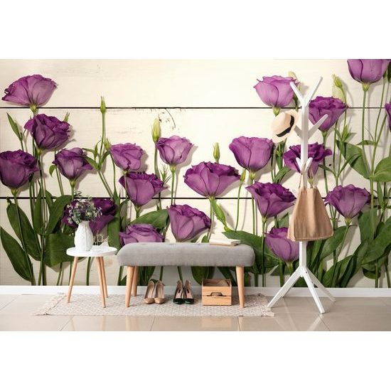 Fototapeta fialové kvety na drevenom pozadí