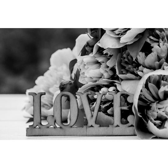 Obraz nápis Love s pozadím tvoreným pivóniami v čiernobielom prevedení