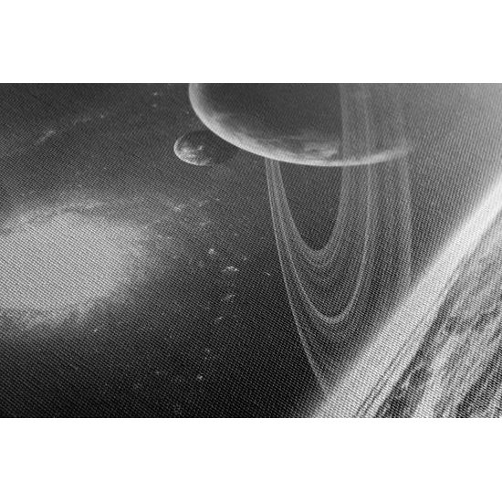 Obraz planéty v tajuplnom vesmíre v čiernobielom prevedení
