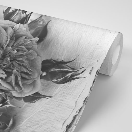 Okúzľujúca samolepiaca fototapeta čiernobiele ruže na pergamene