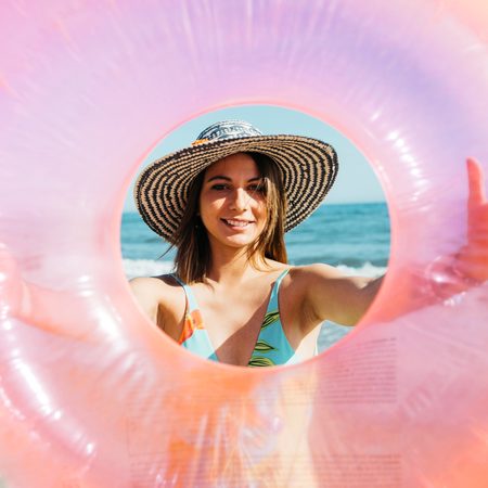 Pflege farbiger Kontaktlinsen im Sommer – So bleiben Ihre Augen gesund und Ihr Look strahlend