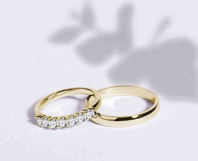 Wedding rings KLENOTA - yellow gold and diamonds