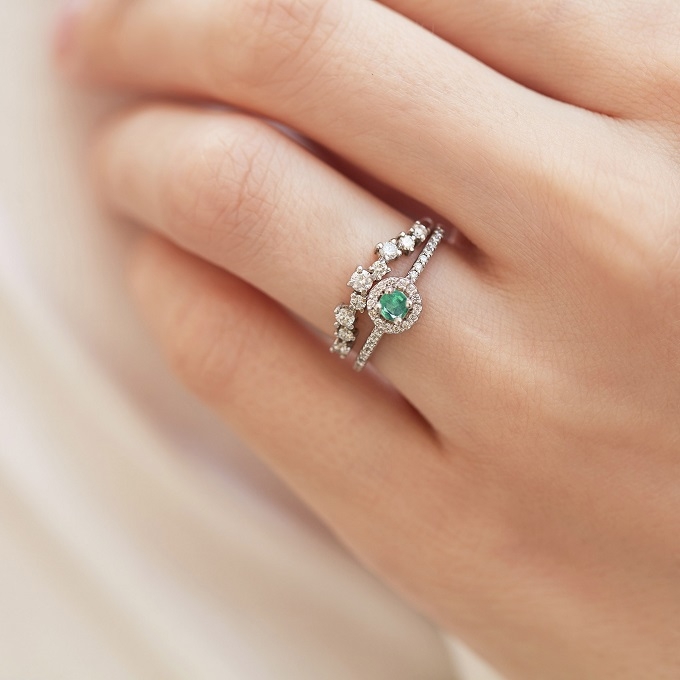 Zásnubní a snubní prsten se smaragdem a diamanty - KLENOTA