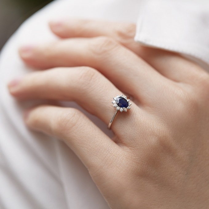 Objevte nový trend: zásnubní prsteny s drahokamem | KLENOTA