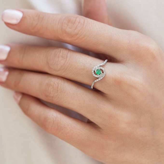 HALO ring with emerald and diamonds - KLENOTA