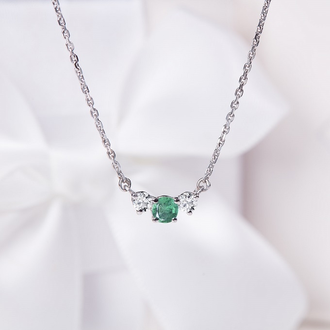 Emerald necklace with diamonds - KLENOTA