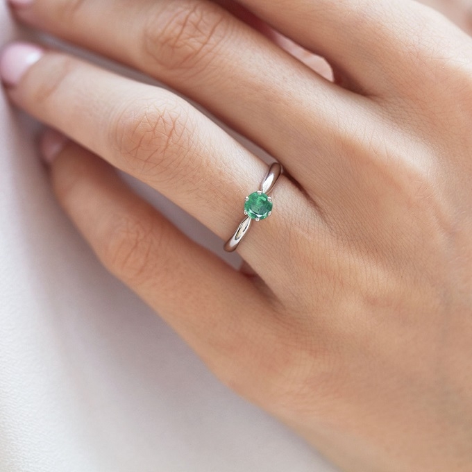 White gold emerald ring - KLENOTA