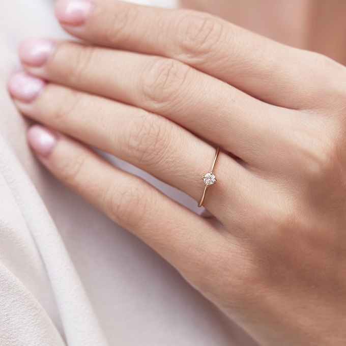 Minimalist engagement ring with diamond KLENOTA