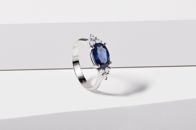 White gold ring with sapphire - KLENOTA