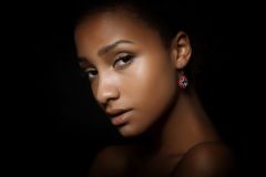 Julie oXo‘s Piliarová - náušnice pro aukci