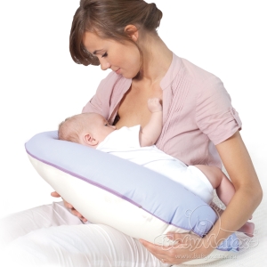 Babymatex Kojící polštář MiniRelax foto ilustrace použití - kojení v sedě
