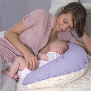 Babymatex Kojící polštář MiniRelax foto ilustrace použití - kojení v leže