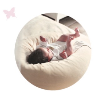 Ceba baby kojící polštář foto použití miminko relaxuje