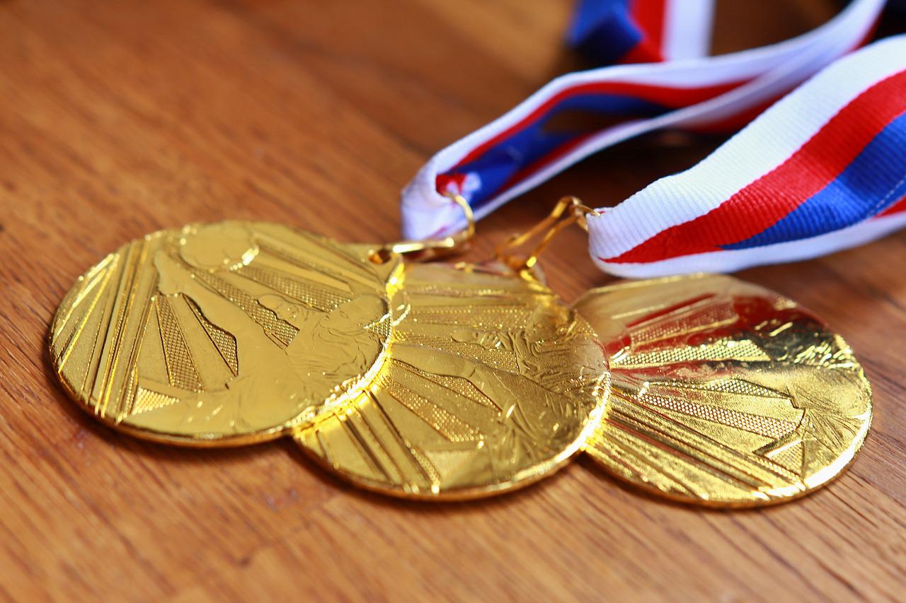 medaile na stole